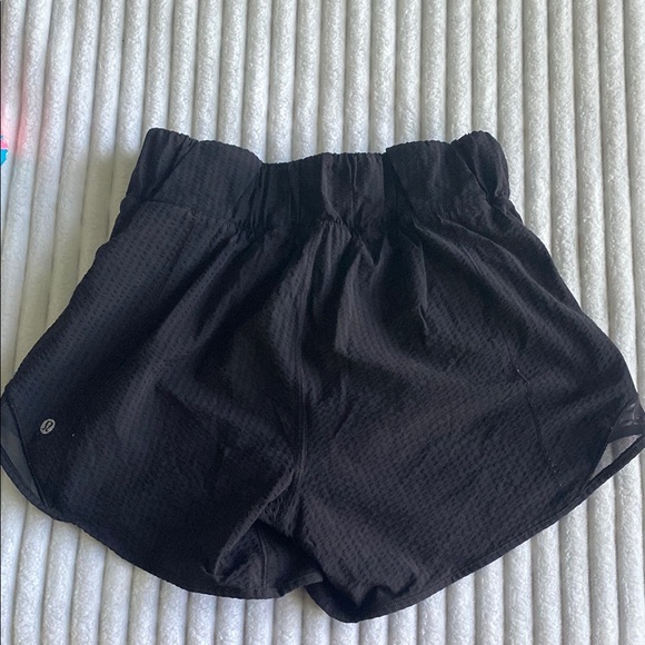Black lululemon hotty hot shorts - Picture 4 of 4